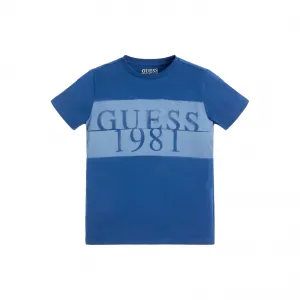 Тениска с къс ръкав в синьо за момче с цветен надпис Guess