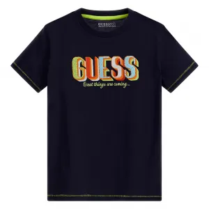 Tениска с къс ръкав в тъмно синьо за момче с многоцветен надпис Guess
