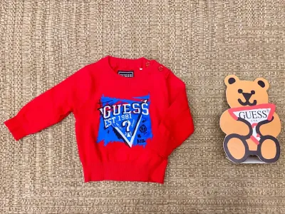 Червен пуловер за мини момче с контрастно лого и надпис Guess