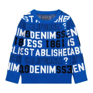 Пуловер в син цвят за мини момче покрит с надписи Guess