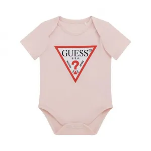 Късо бебешко боди за новородено момиче в бледо розов цвят с червено лого Guess
