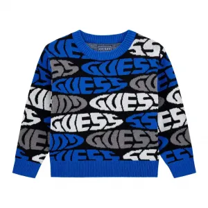 Пуловер в ярко син цвят за мини момче покрит с контрастни надписи Guess