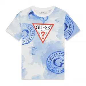 Бяла тениска за момче със сини печати Guess и червено лого