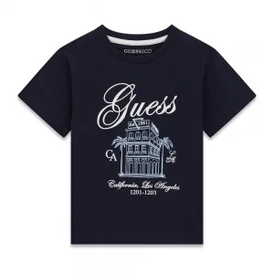 Тениска в тъмносин цвят за мини момче с бял надпис Guess и щампа на сграда