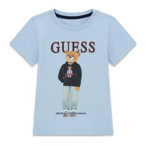 Тениска в светлосин цвят за мини момче с цветно мече и тъмносин надпис Guess